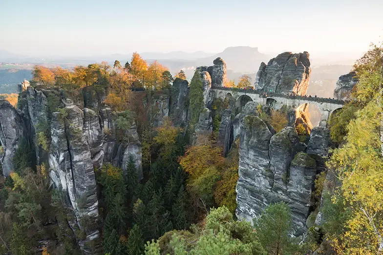 Bastei-Felsformation oberhalb der Elbe mit Brücke, Sachsen