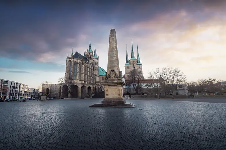 Domplatz mit Erfurter Dom, Severus-Kirche und Obelisk Erfurt, Thüringen