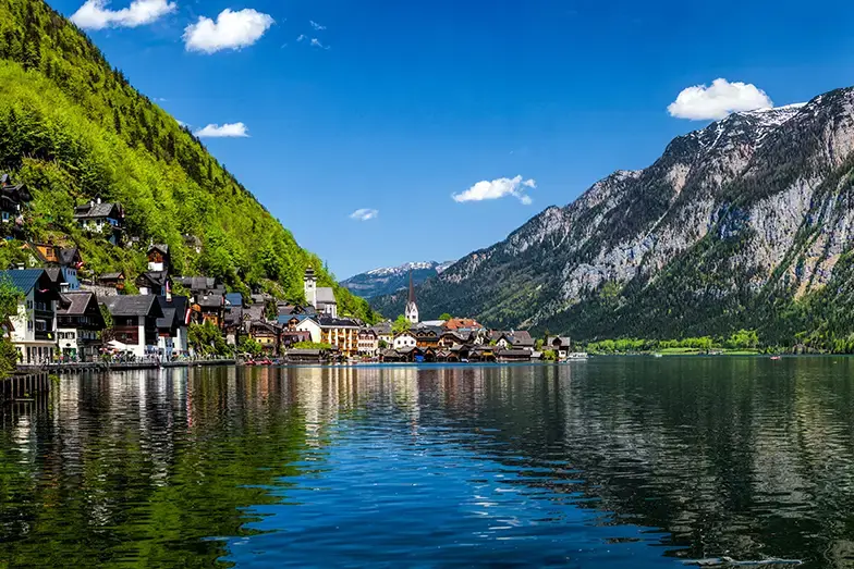 Dorf Hallstatt und der Hallstatter See, Österreich